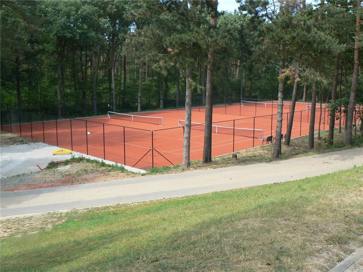 Aanleg tennisvelden in Red Court - Sportinfrabouw NV