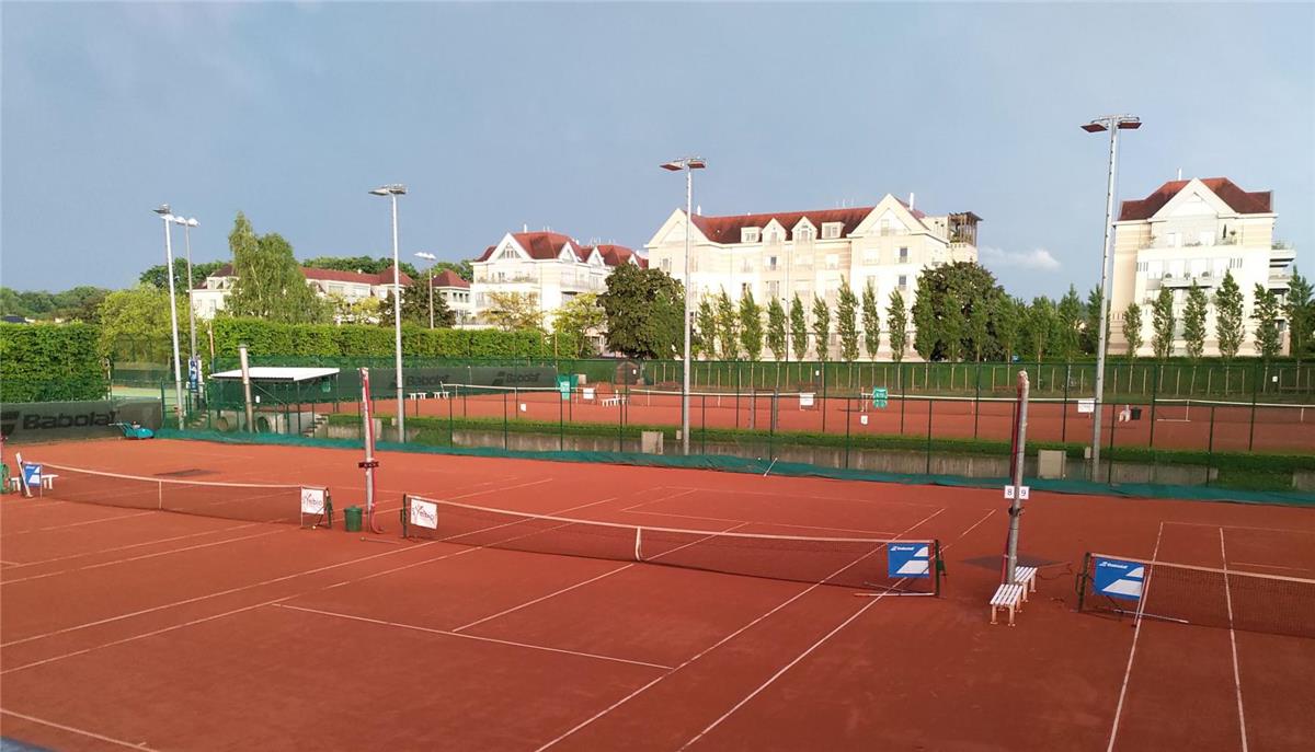 Rénovation 8 terrains de tennis en terre battue - Sportinfrabouw NV