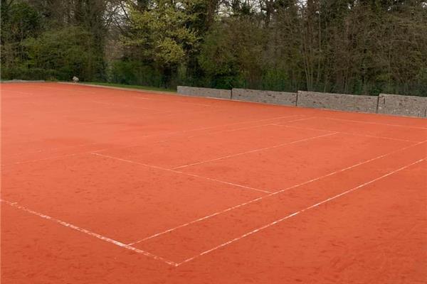 Rénovation 2 terrains de tennis en gazon synthétique Red Court - Sportinfrabouw NV
