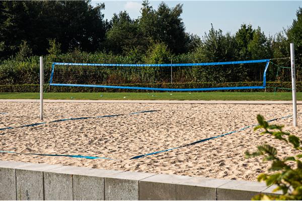 Aanleg sportpark met kunststof atletiekpiste in vol PU, 4 voetbalvelden, beachvolleybal, Finse piste en speeltuin - Sportinfrabouw NV
